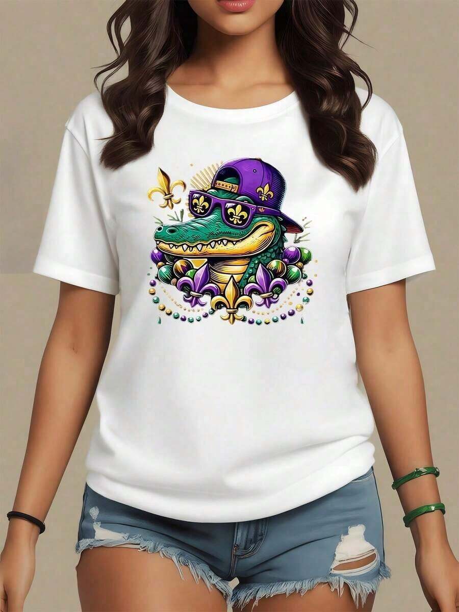 Festive Crocodile With Glasses And Hat Adorned With Fleur-De-Lis And Multicolored Necklaces Evoking The Vibrant Spirit Of Carnival. Women's T-Shirt, 100% Cotton, 180g - 白色 - 查看 1