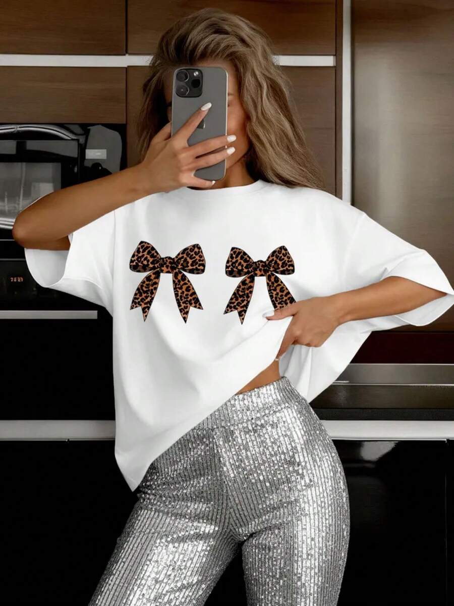 The Most Popular Women's T-Shirt Of 2026! A , Youthful, Lightweight, And Casual Short-Sleeved T-Shirt With An Adjustable Fit. Fosfor T-Shirt. The Material Is Durable And Reliable! - 白色,豹紋蝴蝶結印花 - 查看 1