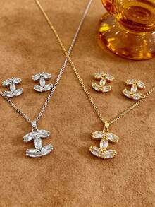 Juego de joyas de acero de titanio con forma de C y diamante de imitación - Collar y aretes, disponible en oro y plata, diseño con incrustaciones de circonita, versátil para uso diario, citas, regalos o uso personal, accesorio elegante y de alta gama - Conjunto estilo doble C - Ver 1