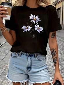 Camiseta de mujer, adecuada para uso casual diario, presenta un estampado de tres margaritas moradas con centros amarillos, ideal para el uso diario informal. - Negro - Ver 7
