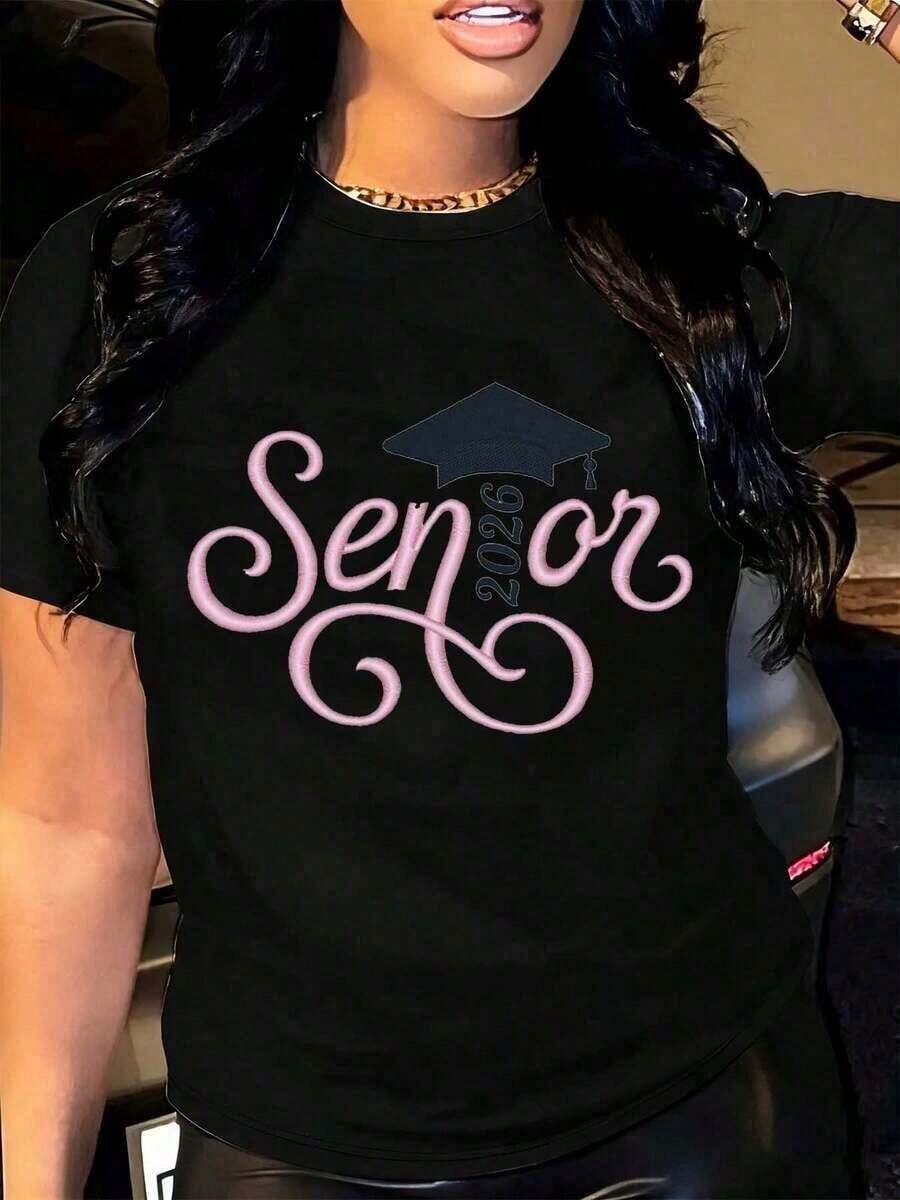 1 camiseta de graduación para mujer y niña, diseño de gorra de graduación de la clase de 2026, escritura rosa sobre camiseta blanca, regalo para fiesta de graduación, camiseta para el último año de estudios, 180g, 100% algodón. - Negro - Ver 1