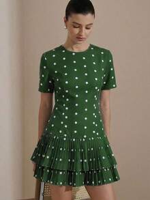 Vestido casual versátil para mujer con cuello redondo, cintura ceñida, manga corta, estampado de lunares en blanco y negro, dobladillo con volantes en capas y silueta a juego - Verde - Ver 12