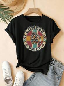 White T-Shirt With Rolled-Up Sleeves, Front Bow, Pineapple Design With The Text "LUMBEE PRIDE", Red/Yellow/Teal Design, Hanging On A Wooden Hanger, Combined With White Sneakers And Light Blue Jeans, Straw Hat And Background Of Green Palm Leaves - Casual Summer T-Shirt. - 白色 - 查看 6