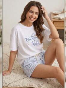 Una camiseta de manga corta para mujer con estilo retro americano, de corte holgado y con diseño estampado (los pantalones son solo para sugerencias de estilo). Esta pieza sencilla y elegante presenta un patrón de letras impresas con temática tropical, lo que la convierte en un elemento imprescindible para crear un look relajado de vacaciones, perfecto para ocasiones como el Día del Trabajo y el Día de la Independencia de México. - Blanco - Ver 2
