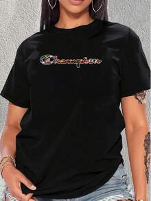 El logo en la camiseta de mujer es un símbolo de unidad y diversidad global, representando las banderas de varias naciones. Cada franja de color vibrante evoca el orgullo y la herencia de diferentes culturas y pueblos. Es una celebración de cómo, a pesar de nuestras diferencias, todos podemos unirnos y coexistir pacíficamente. Camiseta de mujer con impresión de globo terráqueo y naciones unidas, perfecta para un look casual y lleno de significado. para máxima comodidad y suavidad. - Negro - Ver 1