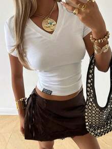 Camiseta de cuello en V con pliegues, estilo minimalista casual con emblema de la letra de California, adecuada para el verano, la vuelta al colegio, el estilo universitario y el estilo "old money" para la fiesta de bienvenida - Blanco - Ver 6