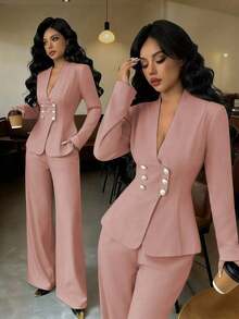 Blusa de manga larga con cuello en V y doble botonadura, con decoración metálica en la cintura, y pantalones a juego.Conjunto de vestimenta elegante y profesional para mujer. - Rosa - Ver 8