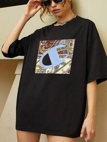 Gráfico con formas curvas y fondo de patrones dorados y rojos que representan energía y elegancia moderna camiseta de mujer  con cuello redondo y ajuste cómodo para uso diario - Negro - Ver 6