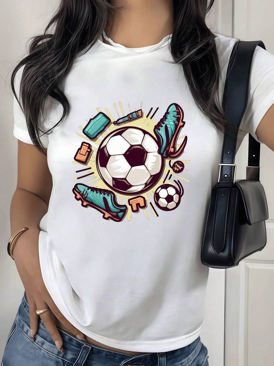 Fútbol vibrante celebra la pasión por el deporte rey con un diseño moderno y lleno de energía, ideal para aficionados y deportistas que buscan destacar su amor por el juego en cada momento, esta camiseta de mujer combina comodidad y estilo para un look casual deportivo imparable en cualquier ocasión. - Blanco - Ver 1