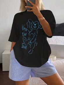 Una camiseta de manga corta para mujer con estilo retro americano, de corte holgado y con diseño estampado (los pantalones son solo para sugerencias de estilo). Esta pieza sencilla y elegante presenta un patrón de letras impresas con temática tropical, lo que la convierte en un elemento imprescindible para crear un look relajado de vacaciones, perfecto para ocasiones como el Día del Trabajo y el Día de la Independencia de México. - Negro - Ver 9
