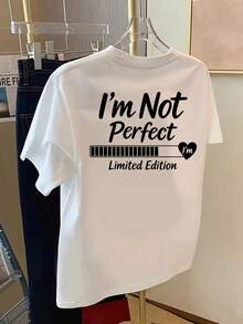 Camiseta de manga corta% algodón con estampado frontal y trasero, No soy perfecta, edición limitada, top casual de manga corta con cuello redondo para mujer - Ropa de mujer, ajuste cómodo, diseño clásico adecuado para todas las estaciones, se puede usar como capa base en primavera y otoño o sola en verano, estilo unisex, perfecta para novias, top moderno de algodón de alta calidad. - Blanco - Ver 2