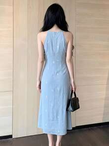 [Y6Y]藍色碎花無袖掛脖長洋裝，夏季女款修身版型，休閒度假高質感優雅長裙 - 淺藍色 - 查看 2