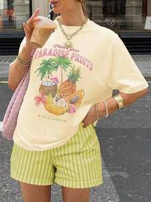 Una camiseta de manga corta para mujer con estilo retro americano, de corte holgado y con diseño estampado (los pantalones son solo para sugerencias de estilo). Esta pieza sencilla y elegante presenta un patrón de letras impresas con temática tropical, lo que la convierte en un elemento imprescindible para crear un look relajado de vacaciones, perfecto para ocasiones como el Día del Trabajo y el Día de la Independencia de México. - Beige - Ver 7