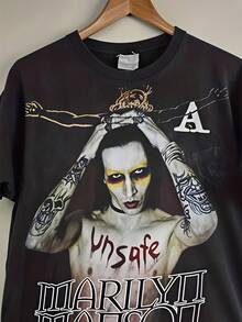 2026 Fashion Style W Manson Antichrist Grafik-T-Shirt in Schwarz, Unisex-Design mit auffälligem Rot-Weiß-Druck. Kurzärmeliges, lässiges Rundhals-Shirt, geeignet für alle Jahreszeiten, maschinenwaschbar für den täglichen Gebrauch. Ein T-Shirt mit kräftigem Aufdruck als Geschenk für Freundchen - Schwarz - Übersicht 1