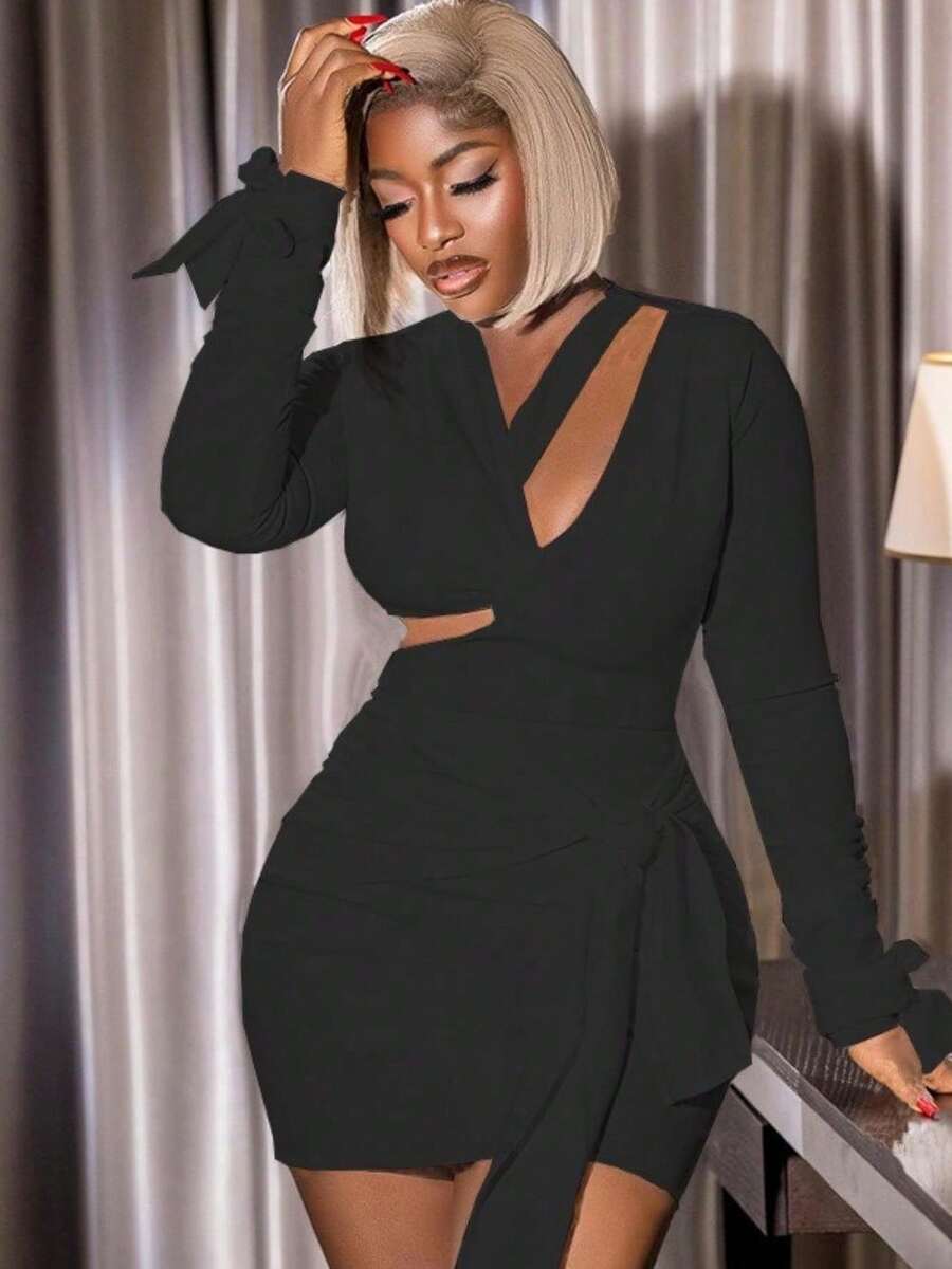 Vestido Corto Ajustado De Estilo Urbano Con Escote Profundo En V, Espalda Descubierta, Lazos Y Cintura Ceñida - Negro - Ver 1