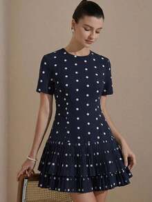 Vestido casual versátil para mujer con cuello redondo, cintura ceñida, manga corta, estampado de lunares en blanco y negro, dobladillo con volantes en capas y silueta a juego - Verde militar - Ver 10