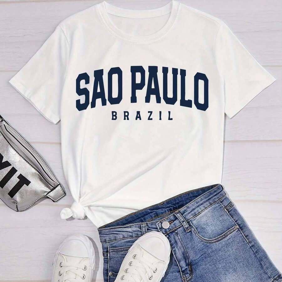 Camiseta para Mujer con Estampado de Letra "C" y Texto Dorado, Manga Corta - Blanco - Ver 1