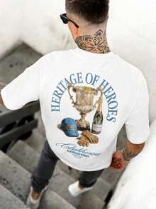 yr, camiseta gráfica vintage "Heroic Legacy" con trofeo, top casual urbano lavado en blanco, camiseta de manga corta suave con cuello redondo, adecuada para estilo de carreras vintage urbano - Blanco - Ver 2