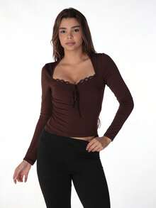 Blusa de mujer de unicolor con cuello de encaje, top ajustado sexy y de moda, blusa casual y única para uso diario y fiestas, color rojo primaveral - Marrón - Ver 3