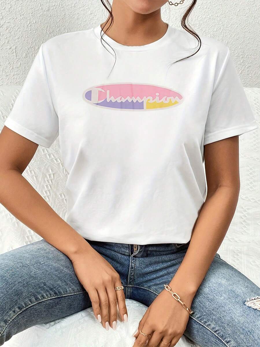 The Iconic Champion Logo In A Pastel Gradient Represents The Union Of Strength And Gentleness, Symbolizing That Victory Is Achieved With Determination And A Touch Of Grace. This Distinctive Detail On The Garment Evokes The Idea Of Overcoming Obstacles With A Positive And Vibrant Attitude, Conveying A Message Of Empowerment And Optimism To The Wearer. The Combination Of Soft Tones Like Lilac, Pink, And Yellow Creates An Atmosphere Of Joy And Freshness, Inviting You To Embrace Each Day With Energy And Confidence. Its Soft And Breathable Texture, Made With High-Quality Materials, Ensures All-Day Comfort. Immerse Yourself In This Sporty Fashion With An Artistic Touch. This Women's T-Shirt With An Inspirational Print Is Ideal For Everyday Wear And Casual Occasions-An Essential Garment That Combines Comfort And Vibrant Style. Perfect For Modern, Active Women. - 白色 - 查看 1