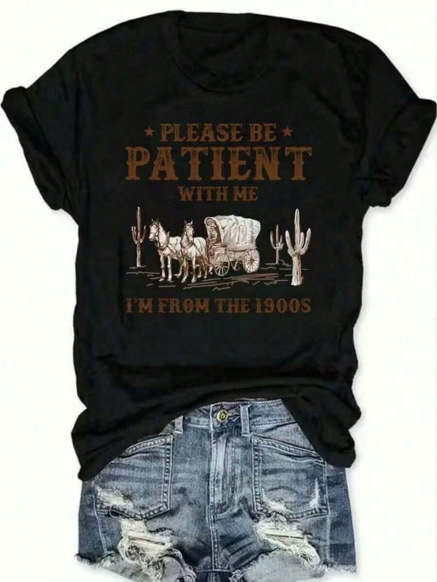 Camiseta de mujer, informal para el día a día, estilo retro occidental, con estampado de carruaje y el eslogan "Por favor, sea paciente", adecuada para uso diario informal. - Negro - Ver 1