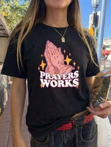 Camiseta negra de manga corta para mujer 2026 - Estampado de manos en oración y "La oración funciona" - Ropa urbana de fe de estilo vintage - Camiseta casual de verano. - Negro - Ver 2
