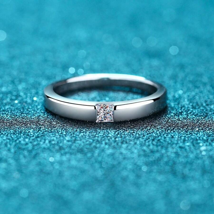 Swaro Anillo de plata de ley 925, anillo de banda simple con corte princesa, anillo de moissanita de 0.3 quilates, estilo unisex.Diamante sintético Moissanita, pasa detector de diamantes