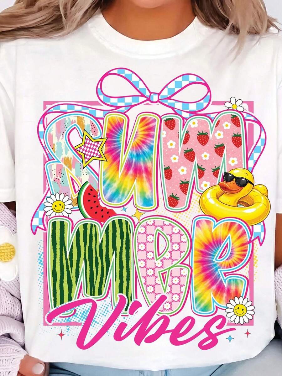 Summer Atmosphere PNG, Summer Plaid T-Shirt Design, Summer Brushstrokes PNG, Duck Swimming In The Pool, Swimmer Letter Pattern With Watermelon And Strawberry, Fashionable Short Sleeve T-Shirt, Letter Print T-Shirt, Regular Round Neck, Pure Fabric, Comfortable And Breathable 100% Cotton. - 白色 - 查看 1