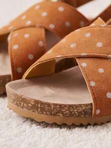 Sandal trẻ em 3-12 tuổi hương cam - Bán chạy nhất. Quai trên họa tiết chấm bi hương cam kết hợp chất liệu da lộn, gót cài khóa, điều chỉnh bằng móc dán, phong cách vintage nhẹ nhàng thanh lịch, phù hợp phối với nhiều trang phục thường ngày và váy hoa mặc hàng ngày. - Màu Cam cháy - Xem 5