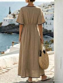 Vestido de vacaciones de estilo bohemio de tela tejida transpirable en beige - Vestido maxi holgado de corte ajustado con cuello redondo, ribete de contraste, mangas tipo murciélago y fruncido para escapadas a la playa - Caqui - Ver 2