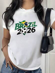 Camiseta de mujer con estampado del mapa de Brasil en verde y amarillo celebrando el año 2026 con un balón de fútbol icónico un símbolo de la pasión deportiva que representa la unión y el orgullo nacional para los aficionados que desean mostrar su apoyo al equipo brasileño en este evento mundial. - Blanco - Ver 1