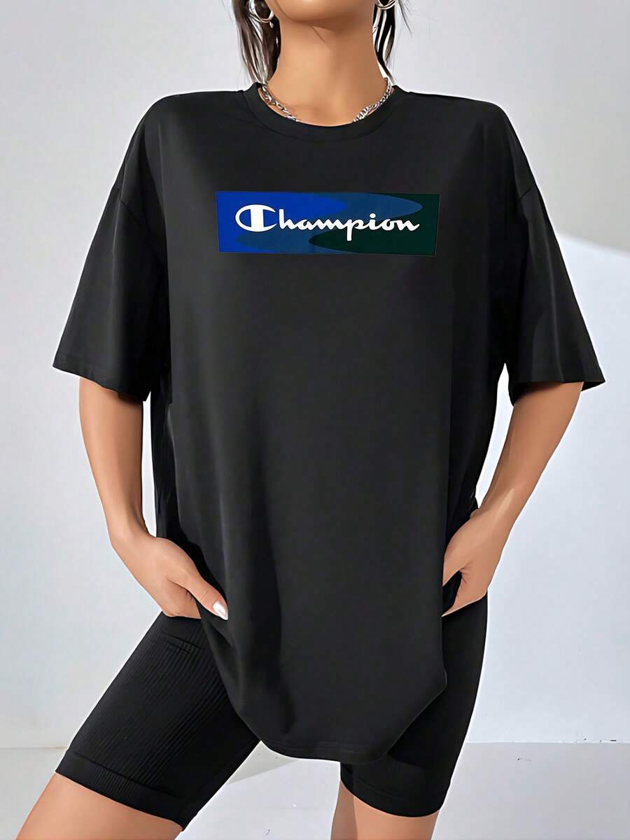 El logo en la camiseta de mujer evoca una sensación de movimiento y fluidez, con formas ondulantes que recuerdan a las olas del océano o a la naturaleza en su estado más salvaje. Los colores degradados, del azul vibrante al verde profundo, crean un efecto visual dinámico y moderno, transmitiendo una energía fresca y audaz. Este estampado busca inspirar una conexión con la libertad y la vitalidad, representando un espíritu aventurero y una actitud positiva. Es una prenda que refleja un estilo casual pero con un toque de personalidad distintiva, ideal para expresar tu individualidad con comodidad y un toque de sofisticación informal, perfecta para cualquier ocasión informal. Camiseta de mujer con estampado abstracto de olas y colores degradados, ropa casual y moderna para un look dinámico y lleno de energía. - Negro - Ver 1