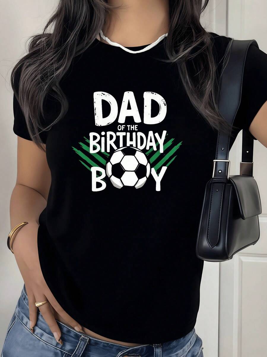 Celebra el día especial de papá con esta camiseta de mujer con diseño de balón de fútbol y texto DAD OF THE BIRTHDAY BOY mostrando orgullo familiar en un evento deportivo, ideal para padres futboleros que disfrutan de partidos y celebraciones creando un ambiente festivo y alegre. - Negro - Ver 1