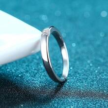 Swaro Anillo de plata de ley 925, anillo de banda simple con corte princesa, anillo de moissanita de 0.3 quilates, estilo unisex.Diamante sintético Moissanita, pasa detector de diamantes - 30 puntos Mozambique - Ver 4