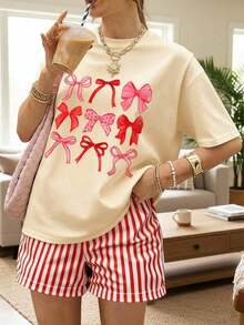 Una camiseta de manga corta para mujer con estilo retro americano, de corte holgado y con diseño estampado (los pantalones son solo para sugerencias de estilo). Esta pieza sencilla y elegante presenta un patrón de letras impresas con temática tropical, lo que la convierte en un elemento imprescindible para crear un look relajado de vacaciones, perfecto para ocasiones como el Día del Trabajo y el Día de la Independencia de México. - Beige - Ver 7