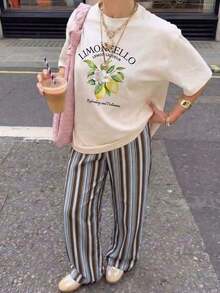 Una camiseta de manga corta para mujer con estilo retro americano, de corte holgado y con diseño estampado (los pantalones son solo para sugerencias de estilo). Esta pieza sencilla y elegante presenta un patrón de letras impresas con temática tropical, lo que la convierte en un elemento imprescindible para crear un look relajado de vacaciones, perfecto para ocasiones como el Día del Trabajo y el Día de la Independencia de México. - Beis - Ver 1