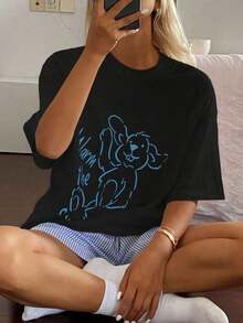 Una camiseta de manga corta para mujer con estilo retro americano, de corte holgado y con diseño estampado (los pantalones son solo para sugerencias de estilo). Esta pieza sencilla y elegante presenta un patrón de letras impresas con temática tropical, lo que la convierte en un elemento imprescindible para crear un look relajado de vacaciones, perfecto para ocasiones como el Día del Trabajo y el Día de la Independencia de México. - Negro - Ver 2