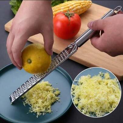 1 Stück tragbarer Edelstahl Zitruspresse und Zitronenreibe mit langem Griff - ideal zum Reiben von Schokolade, Käse und Obstschalen - perfekt für Camping Outdoor und den Hausgebrauch