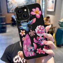 Funda de teléfono de Lilo y Stitch con licencia oficial. Esta funda protectora de teléfono presenta un collage tropical de Stitch y Ángel, combinado con flores de plumeria rosa, globos con forma de corazón, siluetas de tablas de surf y tortugas, en un tono pastel vibrante sobre un fondo blanco limpio. Fabricada con material TPU flexible y duradero para proteger contra arañazos, golpes y pequeños impactos cotidianos. Compatible con modelos iPhone 17, 16, 15, 14, 13, 12, 11 Pro Series y Galaxy S22, S23, S24, S25. Ideal para fans de Disney Stitch. - Blanco - Ver 5
