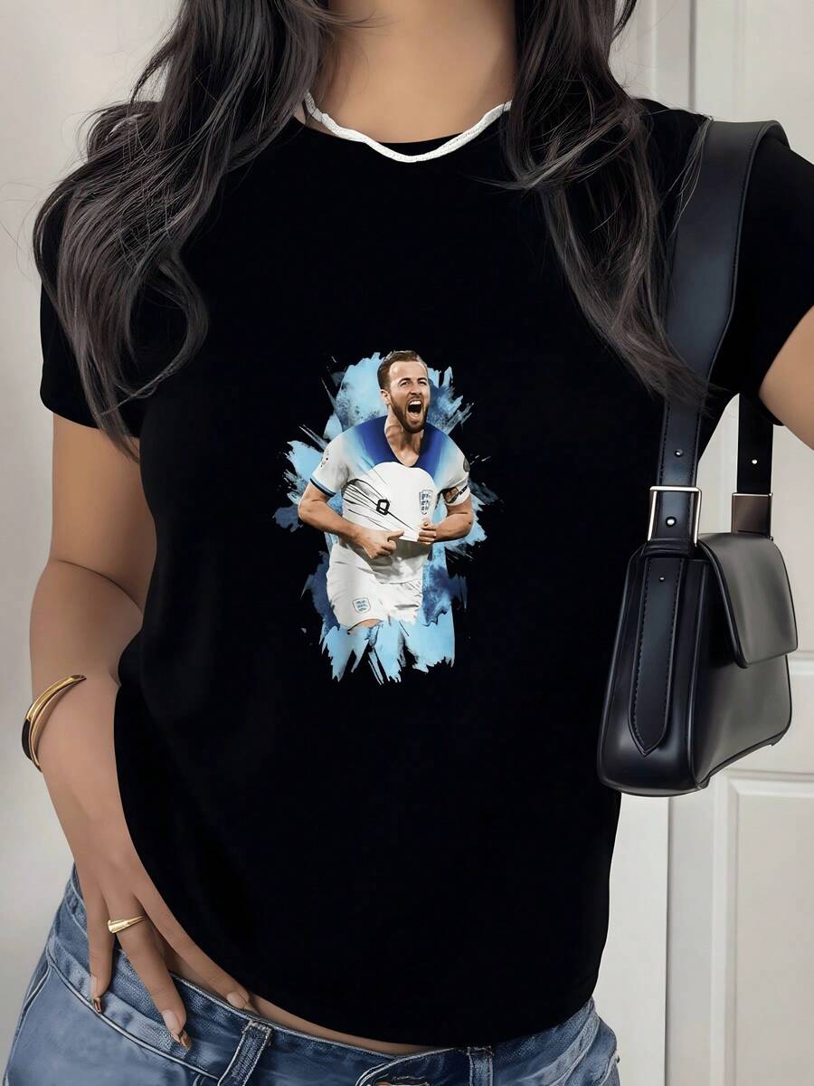The English Footballer In Full Celebration Captures The Essence Of Victory And Competitive Spirit. This Women's T-Shirt With Blue Abstract Art In His Iconic Celebration Is Perfect For The Fan Who Seeks Style And Passion. - 黑色 - 查看 1