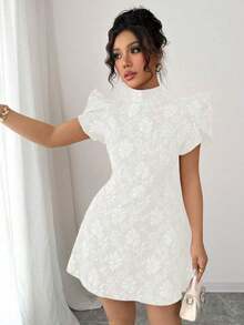 Vestido mini de verano de diseño único para mujer, con cuello alto elegante, mangas abultadas, espalda descubierta, lazo, contraste de color, corte en la cintura y ajuste ceñido, en tela vintage roja texturizada - Blanco - Ver 4