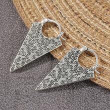 Anting-anting segitiga bermotif awan yang ringkas, terbuat dari bahan logam yang diberi sentuhan vintage, dipadukan dengan tekstur 3D, menggabungkan keunikan dan kualitas premium secara sempurna, memancarkan pesona retro yang khas. - Perak - View 3