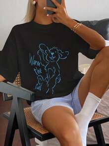 Una camiseta de manga corta para mujer con estilo retro americano, de corte holgado y con diseño estampado (los pantalones son solo para sugerencias de estilo). Esta pieza sencilla y elegante presenta un patrón de letras impresas con temática tropical, lo que la convierte en un elemento imprescindible para crear un look relajado de vacaciones, perfecto para ocasiones como el Día del Trabajo y el Día de la Independencia de México. - Negro - Ver 3