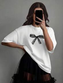 The Most Popular Women's T-Shirt Of 2026! A , Youthful, Lightweight, And Casual Short-Sleeved T-Shirt With An Adjustable Fit. Fosfor T-Shirt. The Material Is Durable And Reliable! - 印出"黑色蕾絲蝴蝶結",白色 - 查看 2