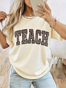Camiseta de Mujer con Estampado de Leopardo para Maestras - Cómoda, de Cuello Redondo y Manga Corta con Diseño LEOPARD SPOT TEACH y Letras de Equipo Escolar - Top Casual Adecuado para Educadoras, Regalo para el Día del Maestro, Actividades (Negro con Letras Marrones) - Ropa de Primavera/Verano/Otoño, Patrón Geométrico, Corte Holgado, Moderna y Práctica - Albaricoque - Ver 1