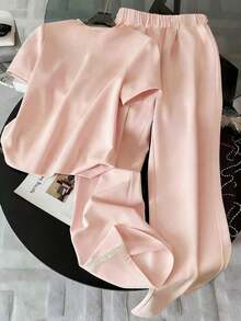 Conjunto de dos piezas de mujer de tela amarilla con cuello redondo, manga corta, top y pantalones de estar por casa con bolsillos.Conjunto de dos piezas casual de mujer de color amariso liso con top de manga corta y pantalones largos con detalles de encaje.Conjunto de dos piezas de mujer de color amarillo con top de manga corta liso y pantalones largos con bolsillos. - Rosa - Ver 2