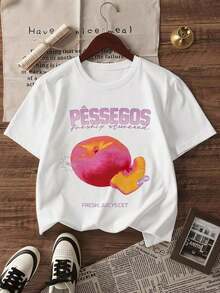 Camiseta Oversize para Mujer con Estampado Gráfico "Pêssegos Freshly Squeezed" Estilo Y2K, Color Rosa Melocotón, Ropa Casual Urbana de Manga Corta con Cuello Redondo, Top Retro con Estampado de Frutas, Ideal para Vacaciones de Verano en la Playa, Uso Diario, Citas para Café, Fiestas, Moda Festiva para Adolescentes, Camiseta Gráfica Holgada y Moderna para Mujeres Jóvenes y Amantes de las Frutas. - Blanco - Ver 3