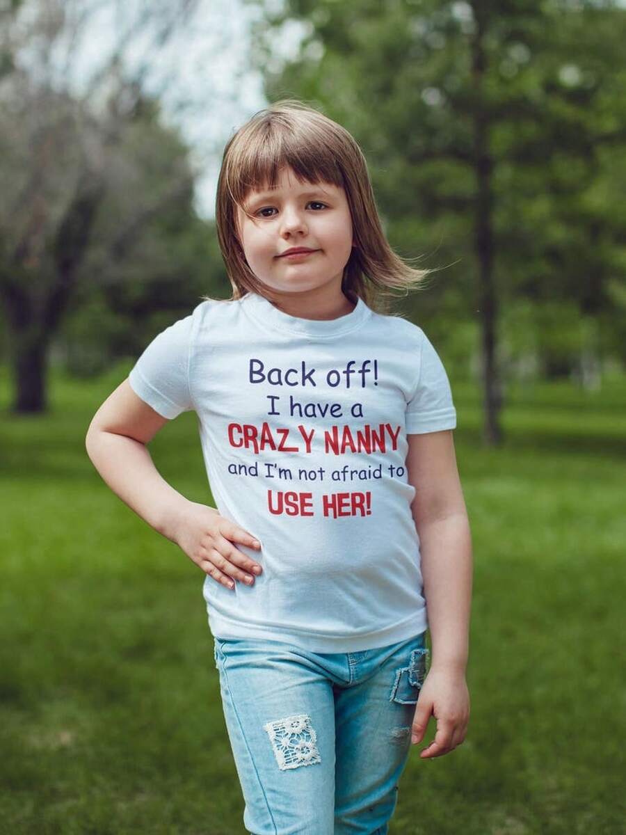 Camiseta divertida para niños con estampado de "Cálmate, tengo una niñera loca", regalo divertido para abuelas, camisetas básicas de manga corta para mujer, camisetas clásicas de cuello redondo, sudadera de algodón suave y grueso, ropa casual transpirable de secado rápido. - Blanco - Ver 1