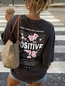 Camiseta holgada de verano para mujer con estampado de flores de cerezo y el mensaje "Stay Positive" en la espalda, cuello redondo, mangas cortas, estilo casual. - gris oscuro - Ver 1