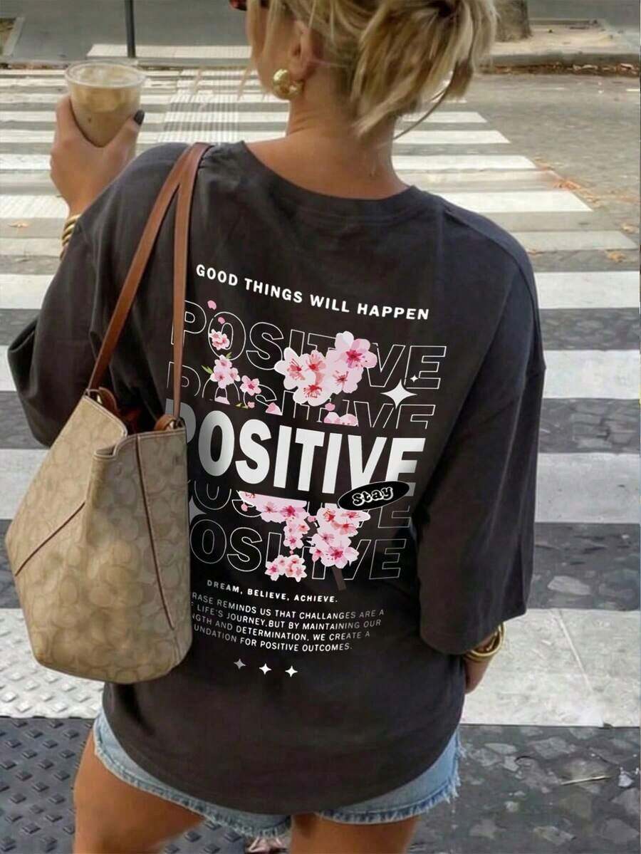 Camiseta holgada de verano para mujer con estampado de flores de cerezo y el mensaje "Stay Positive" en la espalda, cuello redondo, mangas cortas, estilo casual. - gris oscuro - Ver 1